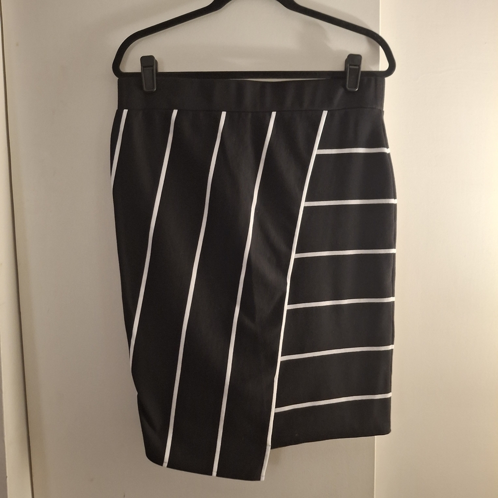 Belle Sky Women's Black and White Geometric Pencil Skirt